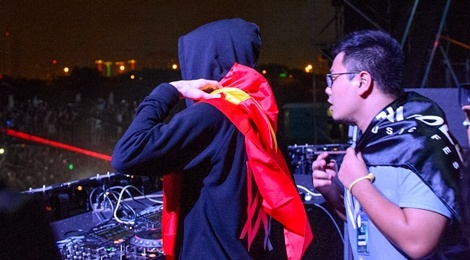 Alan Walker khoac quoc ky Viet Nam tren vai, cam on khan gia hinh anh