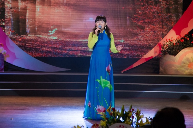 Ho Quynh Huong hat hit cu tai Thay loi muon noi anh 6