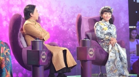 Kim Tu Long mang Ngoc Huyen 'ba phai' tren ghe nong hinh anh