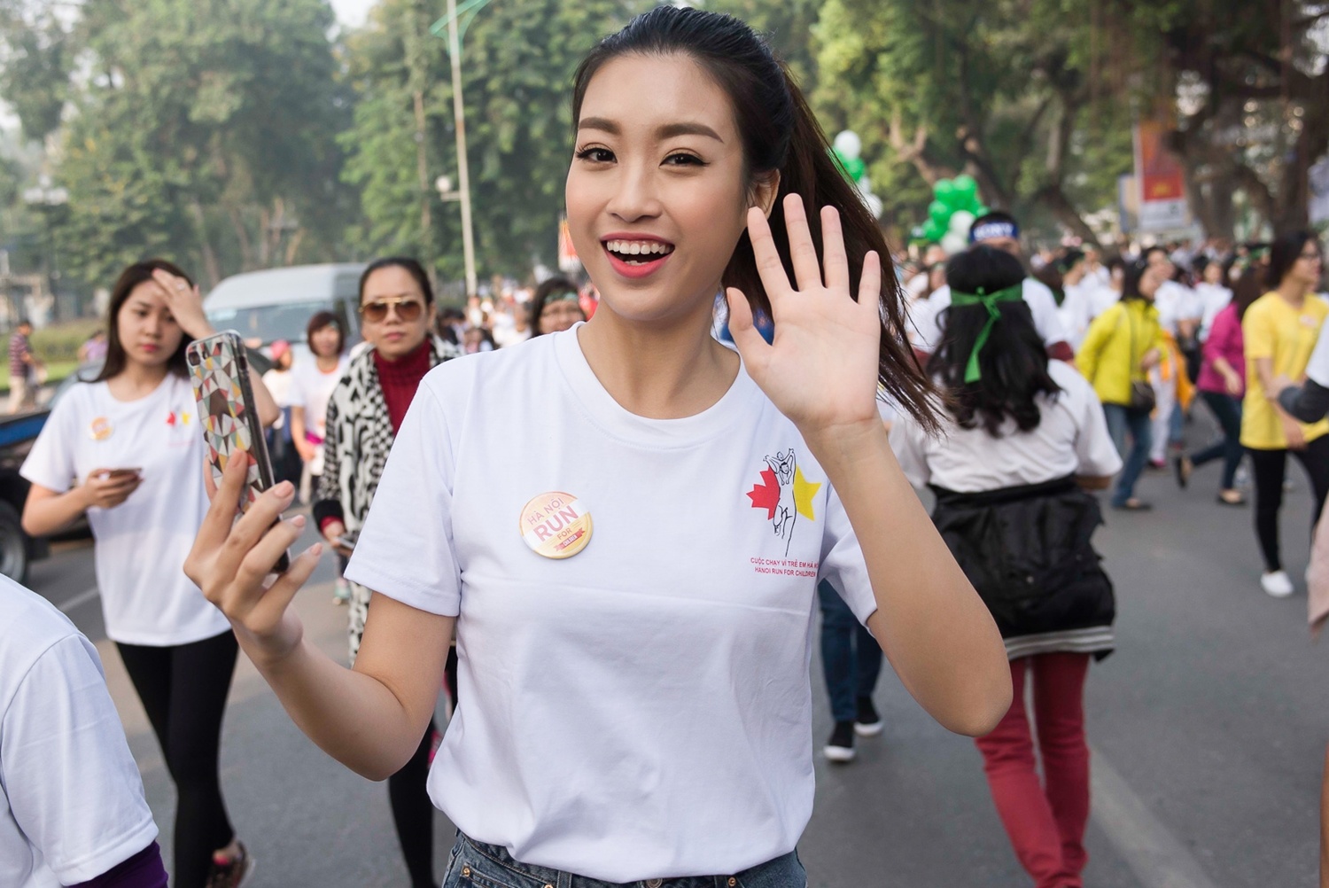 Hoa hau My Linh,  Phan Anh,  Duc Tuan chay bo anh 2