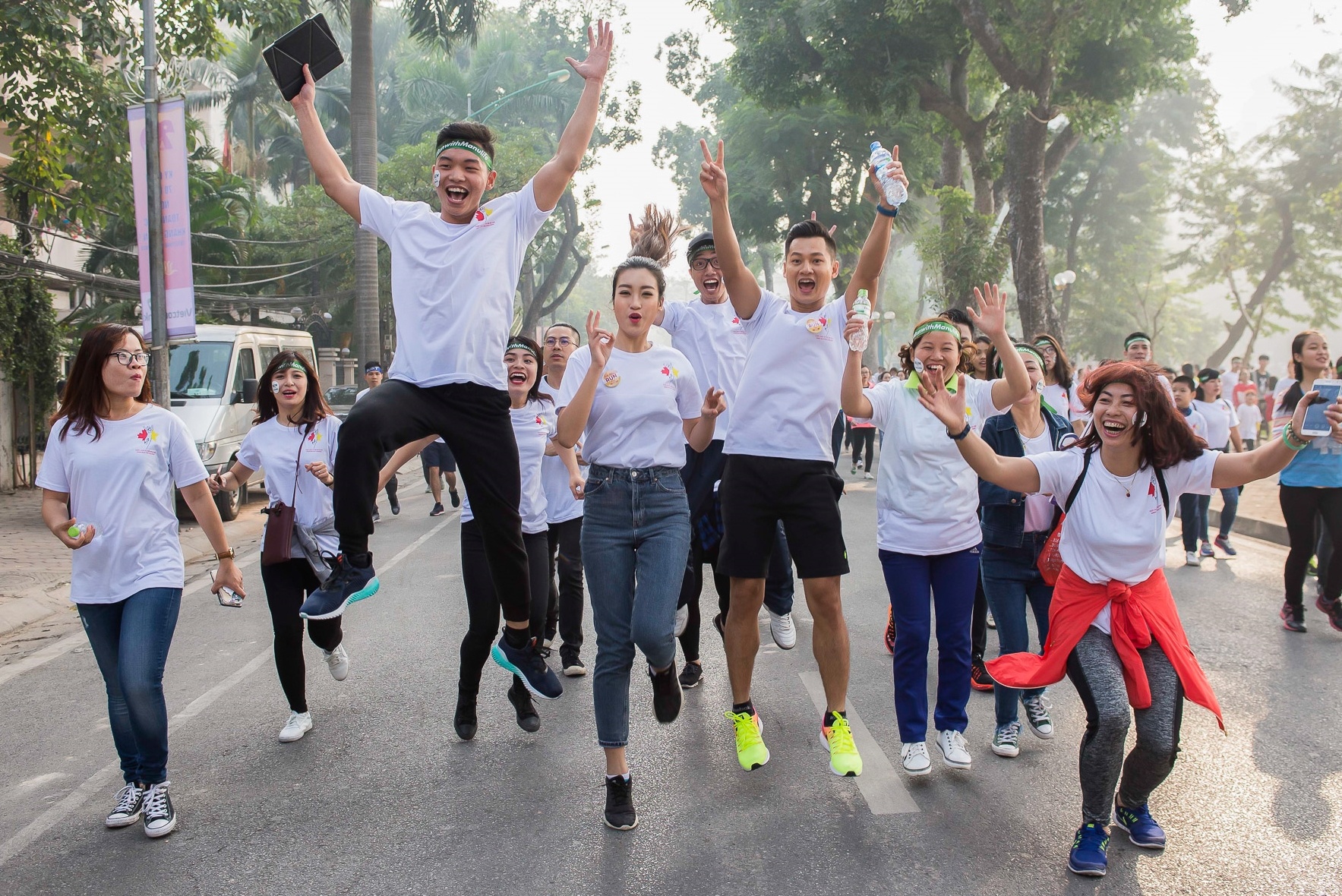 Hoa hau My Linh,  Phan Anh,  Duc Tuan chay bo anh 1