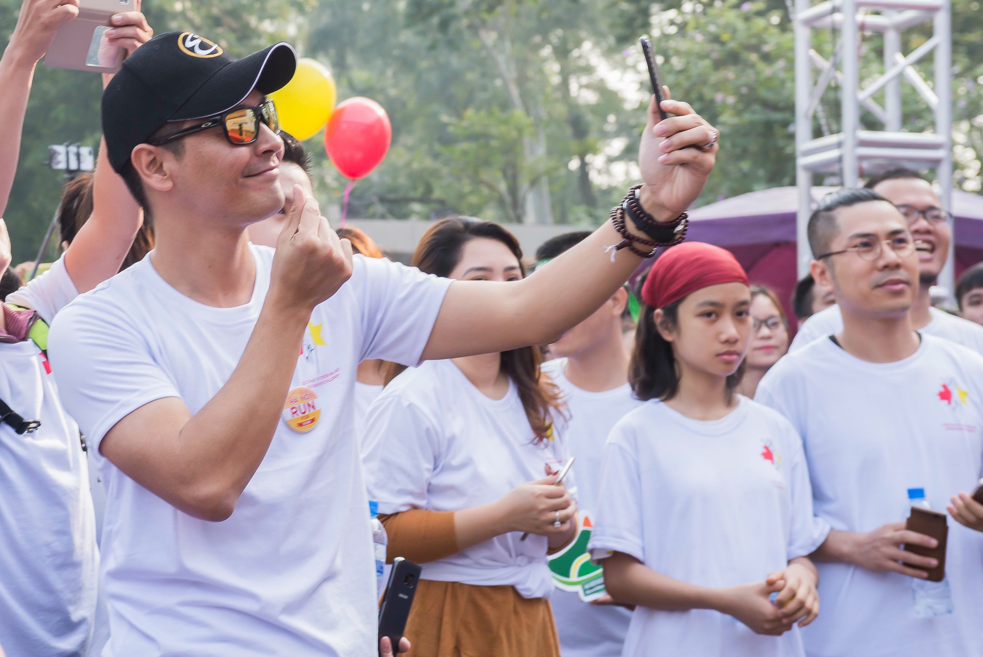 Hoa hau My Linh,  Phan Anh,  Duc Tuan chay bo anh 4