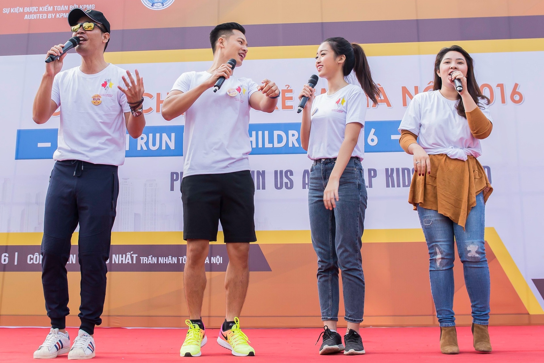 Hoa hau My Linh,  Phan Anh,  Duc Tuan chay bo anh 6