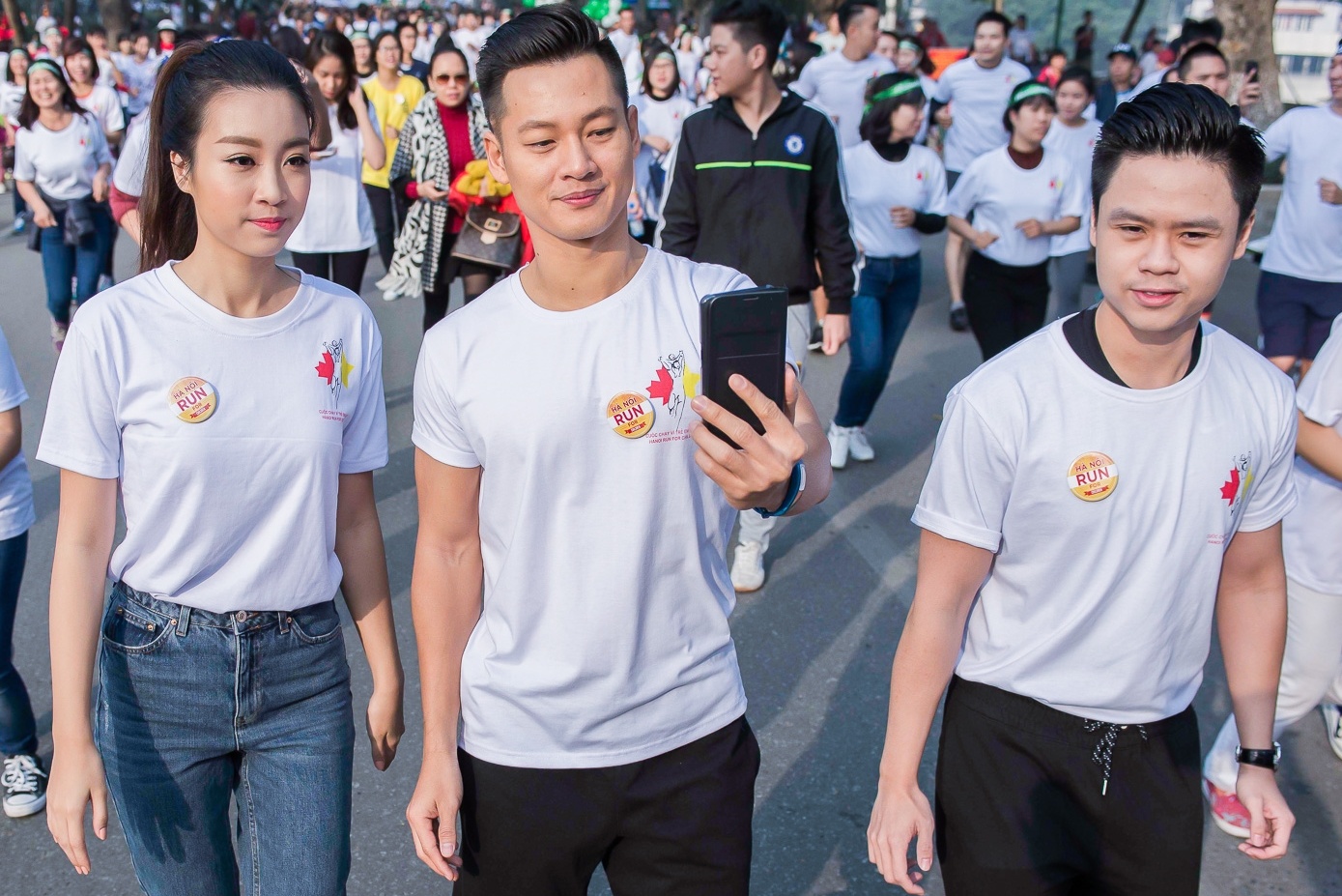 Hoa hau My Linh,  Phan Anh,  Duc Tuan chay bo anh 3