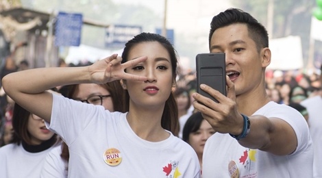 Hoa hau My Linh noi bat tren pho hinh anh