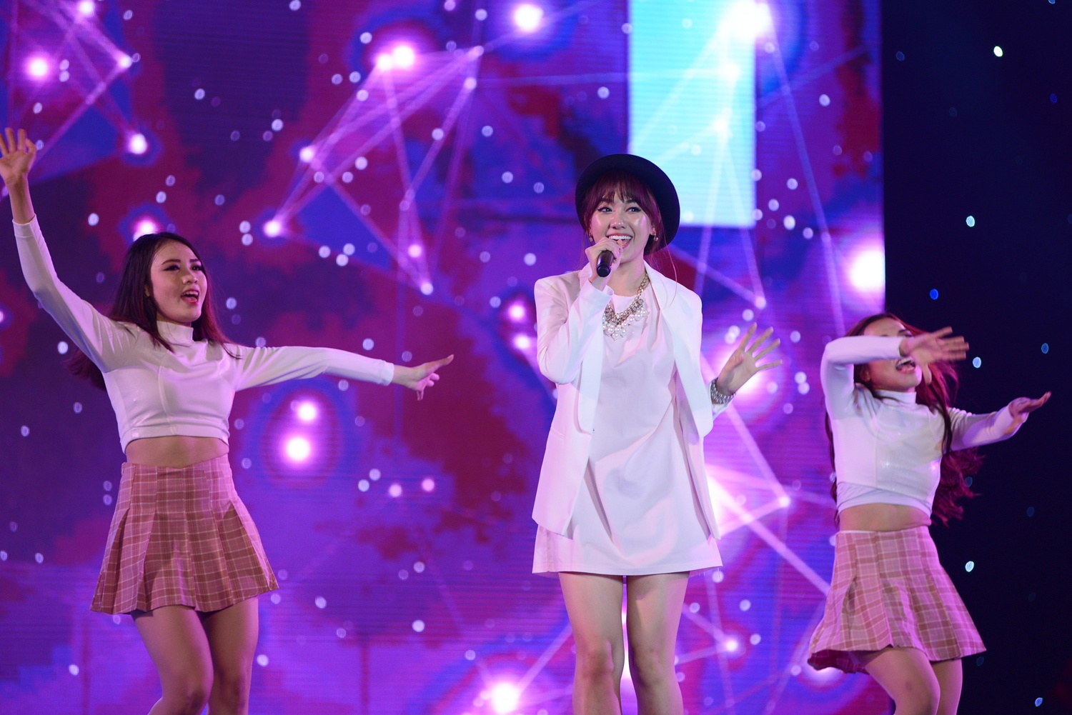 Hari Won di dien truoc ngay cuoi anh 1