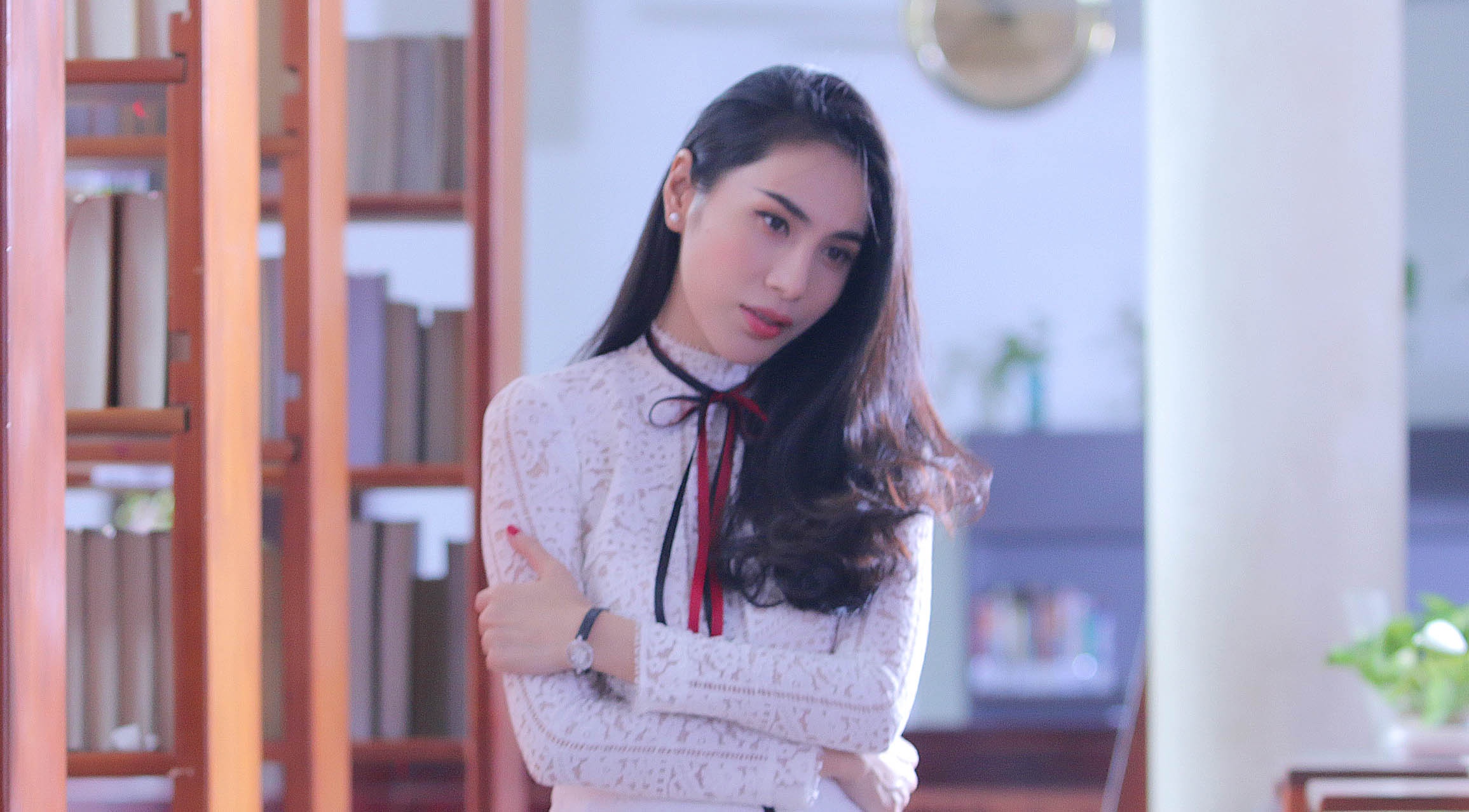 Thuy Tien dau kho vi tinh tay ba trong MV moi hinh anh