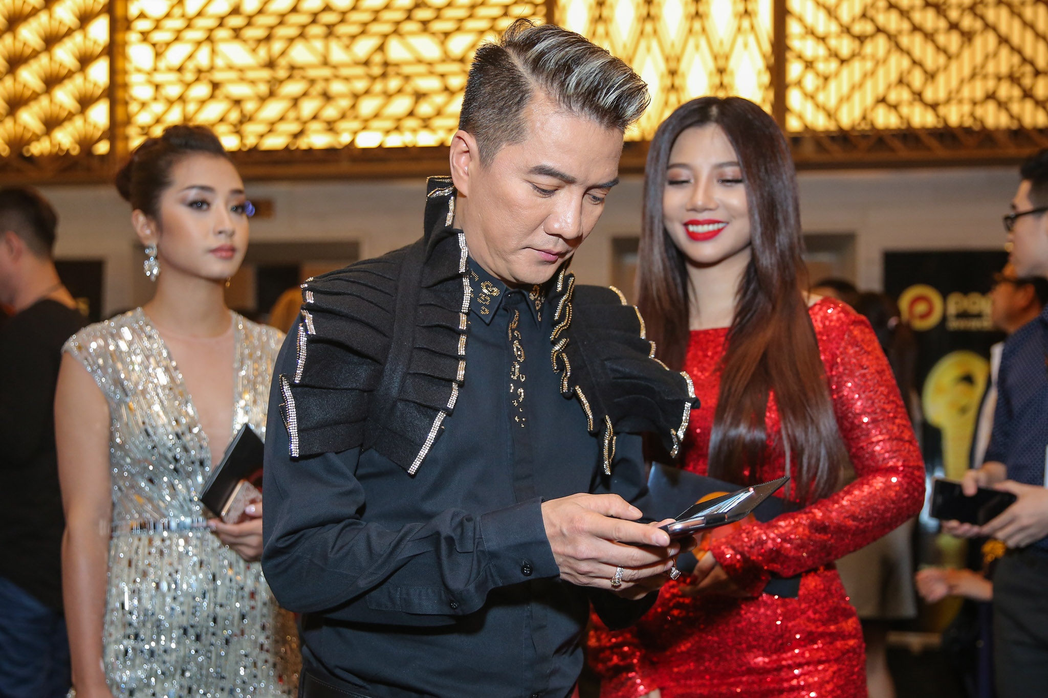 Đàm Vĩnh Hưng lần đầu xuất hiện sau khi công khai mẹ nợ hàng chục tỷ ảnh 1 Dam Vinh Hung lan dau xuat hien sau khi cong khai me no hang chuc ty anh 1