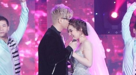 Bui Anh Tuan om hon Huong Tram truoc 1.000 khan gia hinh anh