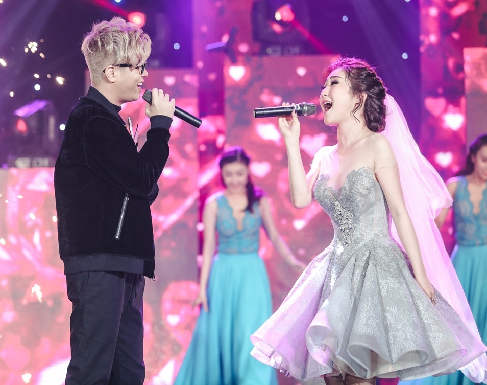 Bùi Anh Tuấn hôn Hương Tràm trên sân khấu ảnh 2 Bui Anh Tuan hon Huong Tram tren san khau anh 2