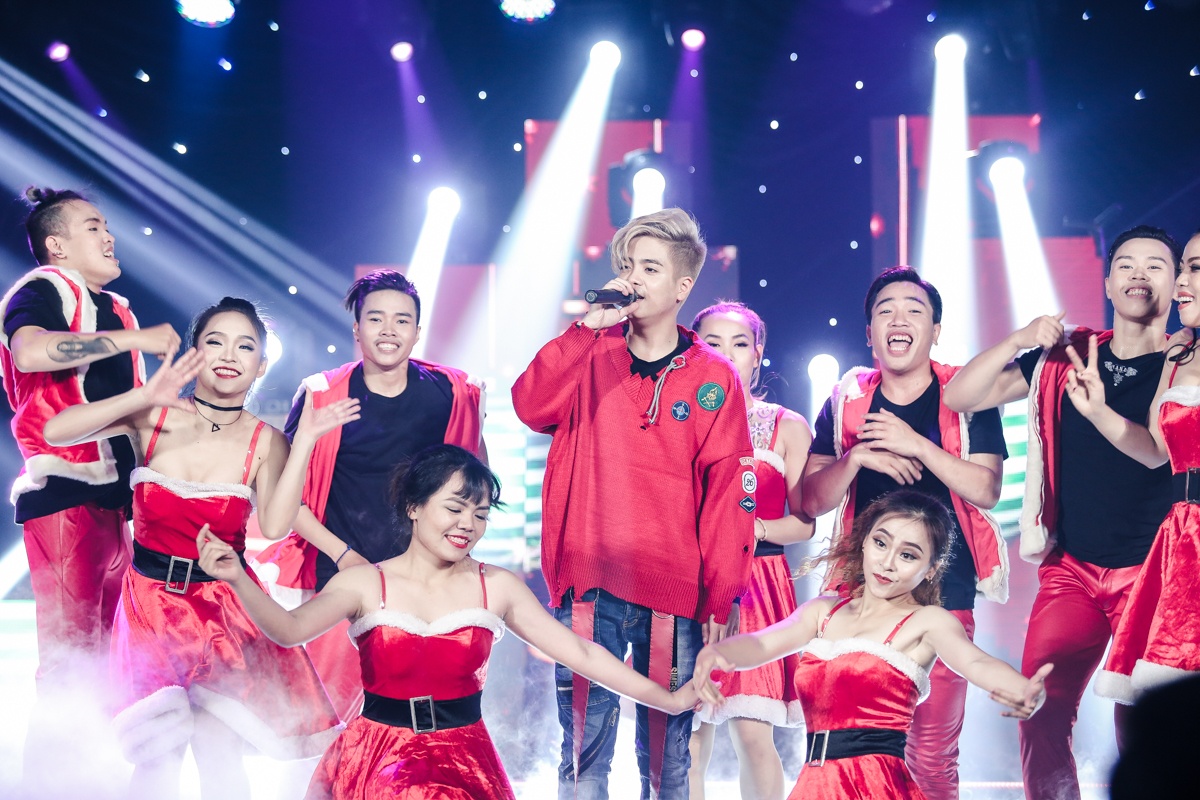 Bùi Anh Tuấn hôn Hương Tràm trên sân khấu ảnh 8 Bui Anh Tuan hon Huong Tram tren san khau anh 8