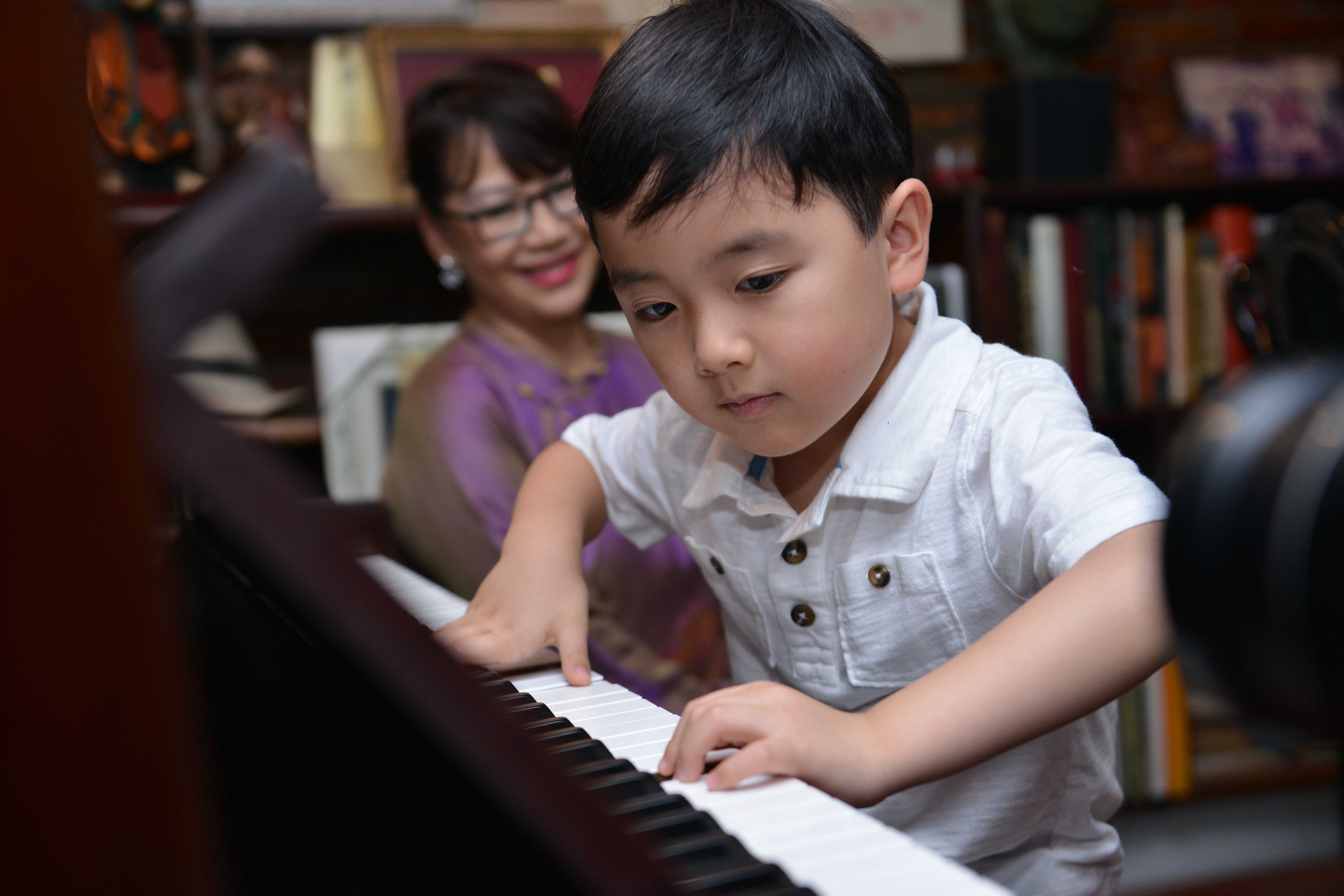 Than dong piano 5 tuoi Evan Le tham nha Trinh Cong Son hinh anh