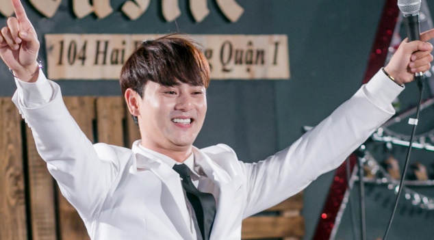 Ung Dai Ve duoc co vu cuong nhiet khi hat hit cu hinh anh