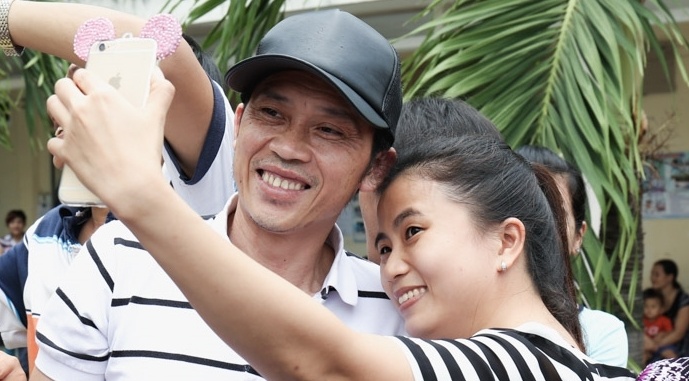 Nguoi dan vay quanh Hoai Linh tren phim truong hinh anh