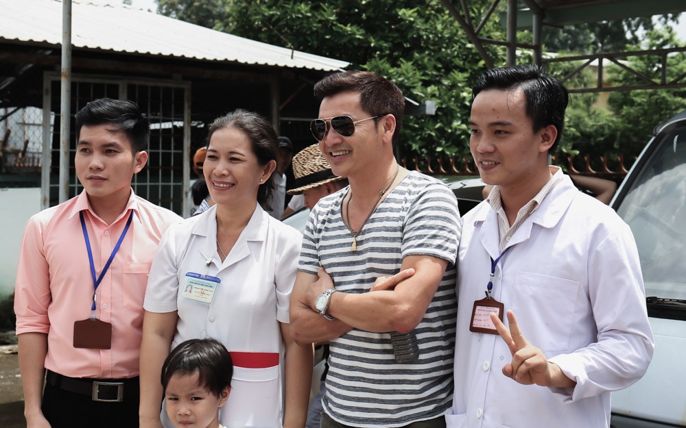 Hoài Linh, Quang Minh được người dân vây quanh chụp ảnh khi đóng phim ảnh 2 Hoai Linh, Quang Minh duoc nguoi dan vay quanh chup anh khi dong phim anh 2