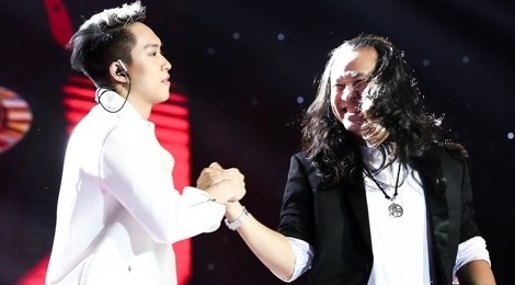 Le Minh Son 'bung lua' tren san khau hinh anh