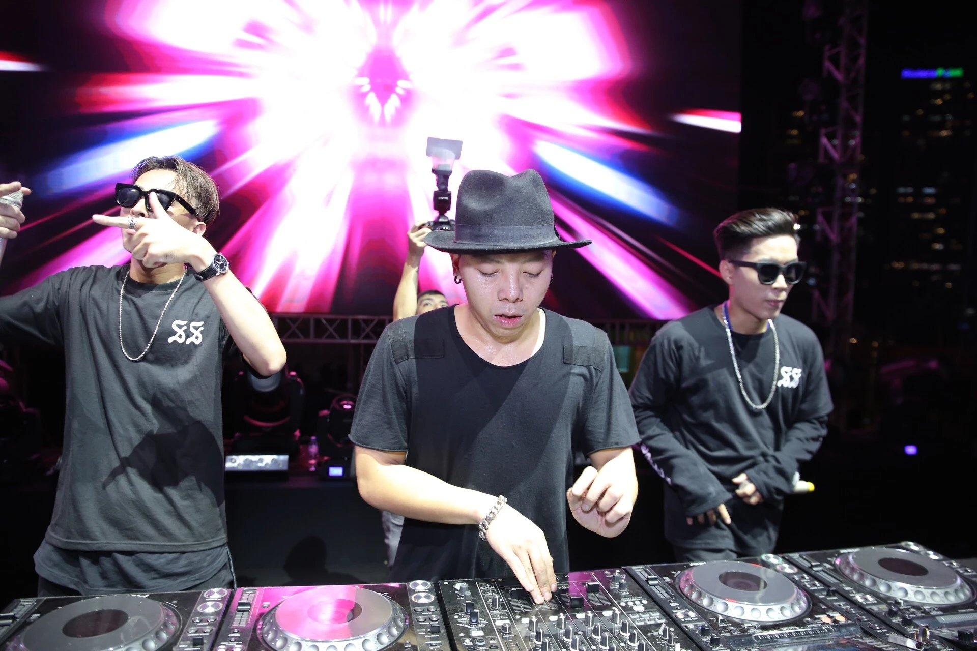 Dan sao Viet quay tung trong dem trinh dien cac DJ anh 9