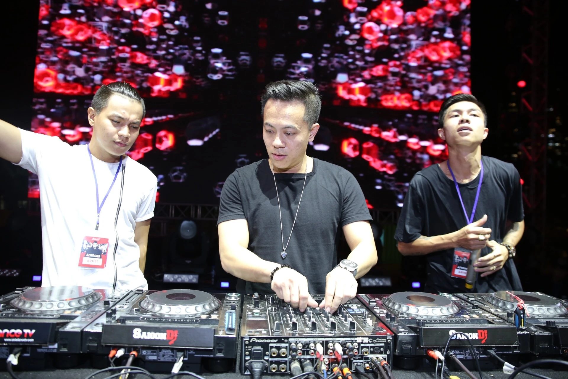 Dan sao Viet quay tung trong dem trinh dien cac DJ anh 10
