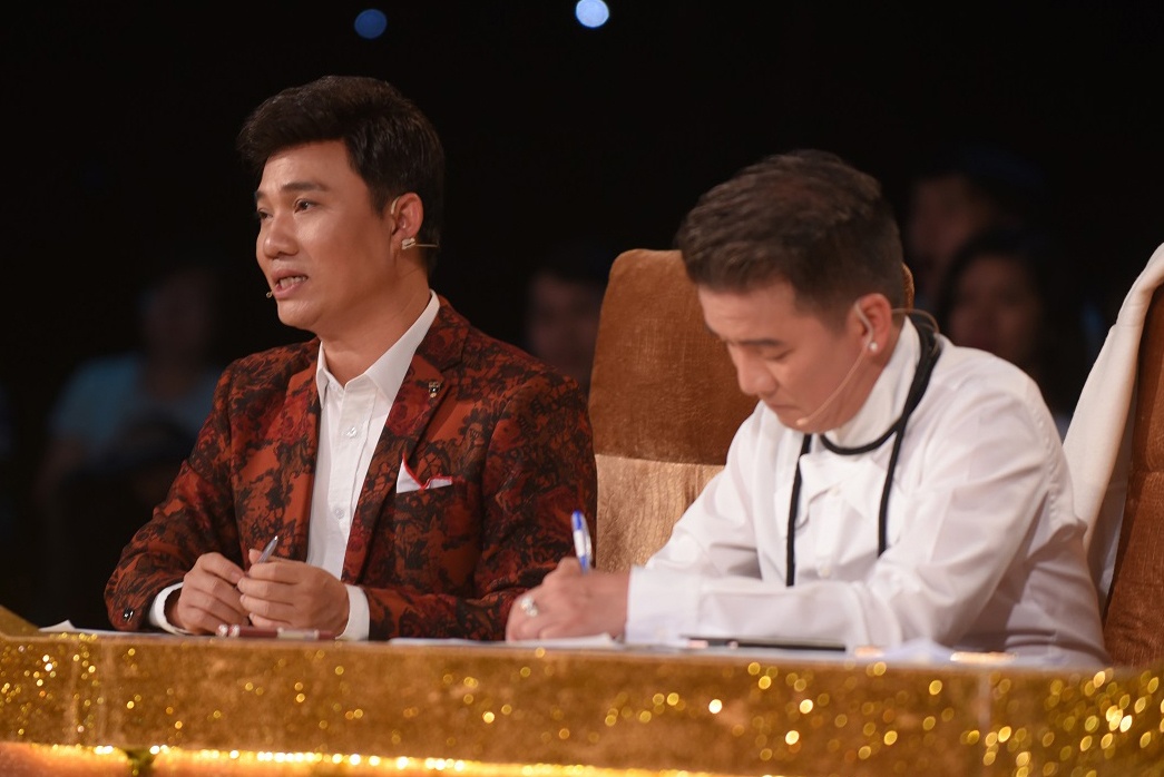 Dam Vinh Hung benh vuc Quang Linh tren ghe nong hinh anh