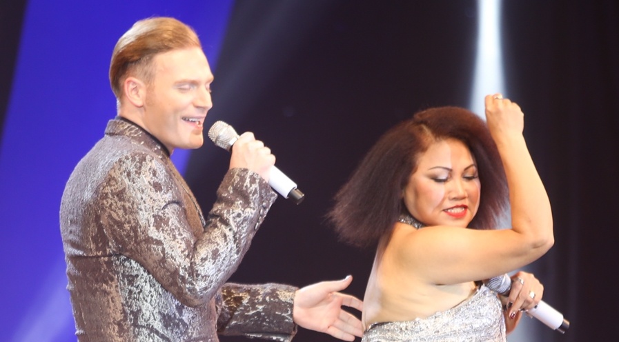 Siu Black mat thang bang, suyt nga tren san khau hinh anh