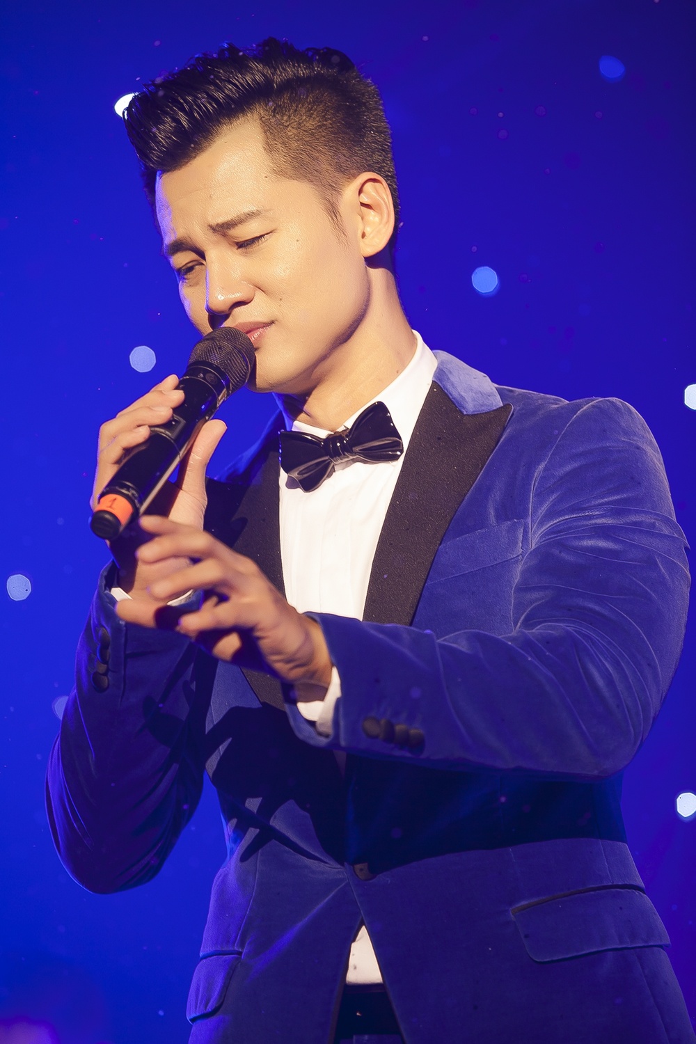 Đức Tuấn phát hành cùng lúc 2 sản phẩm ảnh 2 Duc Tuan phat hanh cung luc 2 san pham anh 2