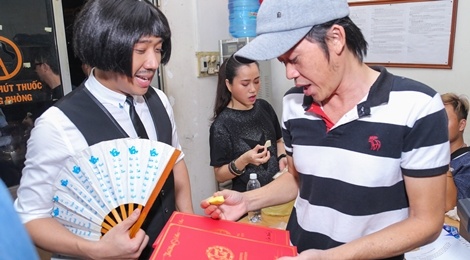 Tran Thanh tranh thu gui thiep cuoi cho Hoai Linh hinh anh