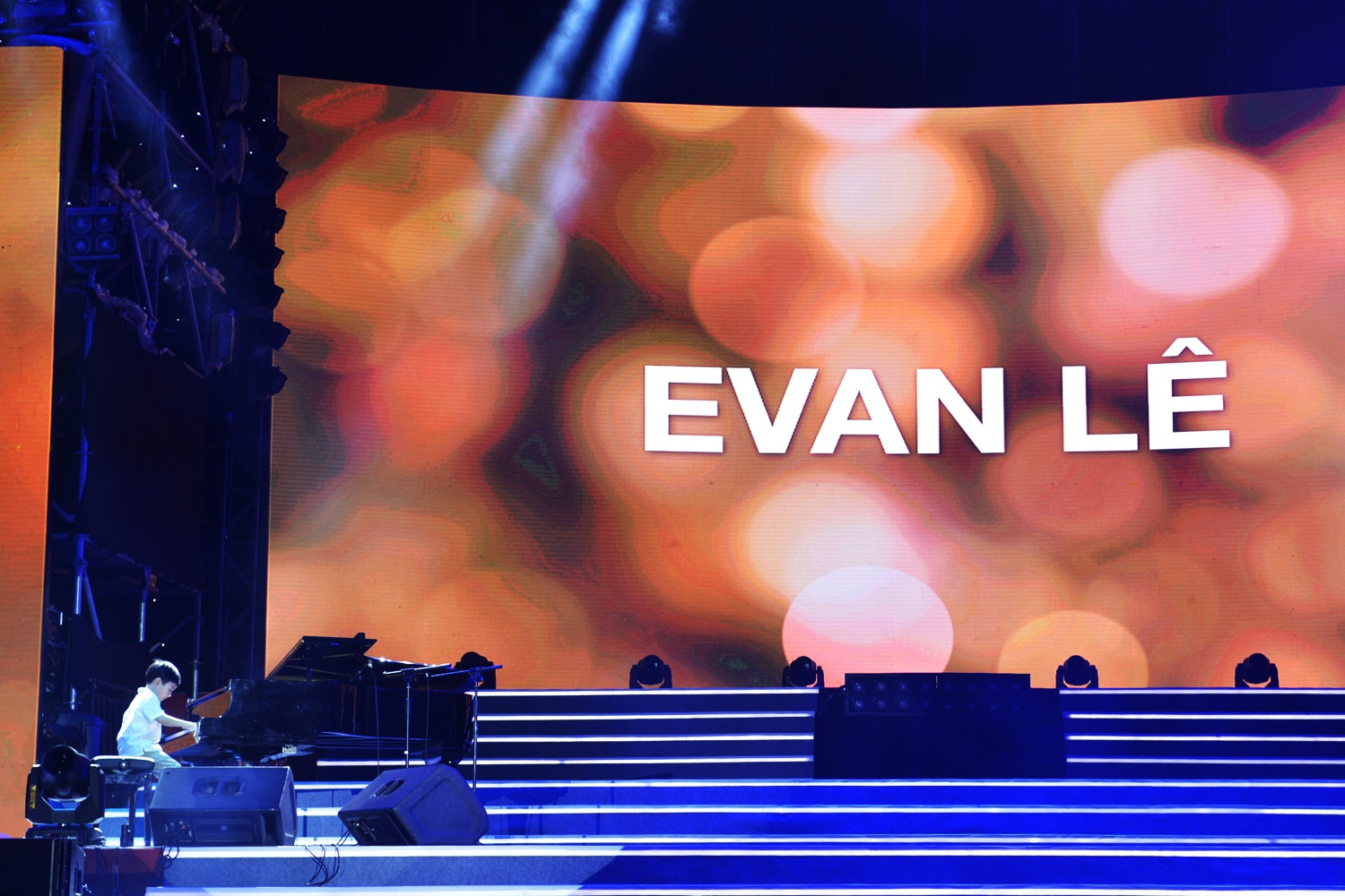 Evan Le trinh dien Diem xua o pho di bo Nguyen Hue anh 3