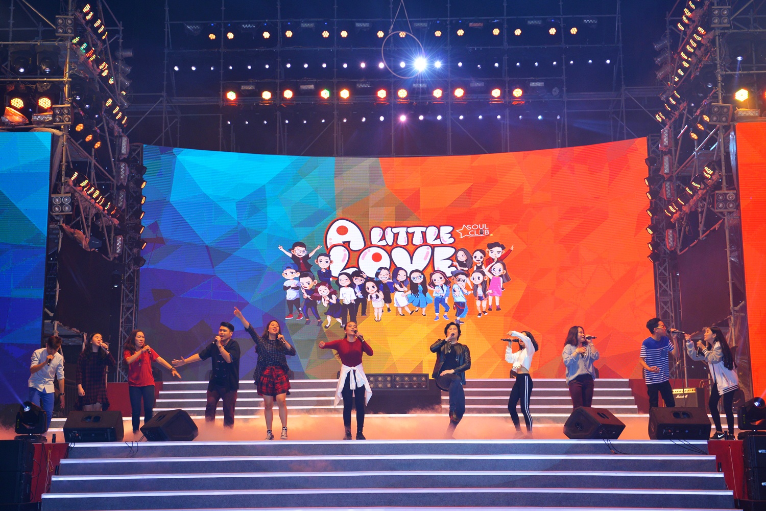 Evan Le trinh dien Diem xua o pho di bo Nguyen Hue anh 9