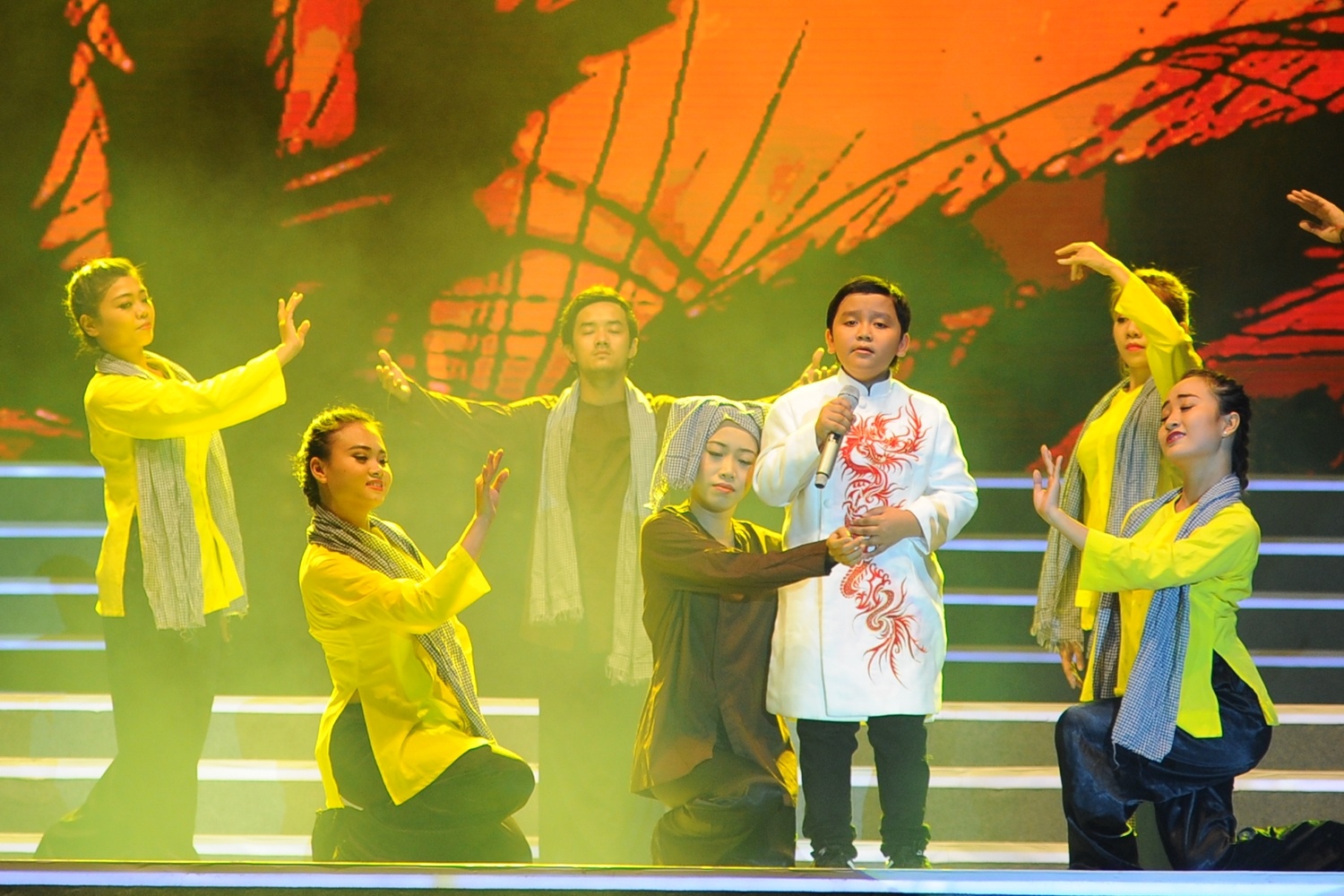 Evan Le trinh dien Diem xua o pho di bo Nguyen Hue anh 7