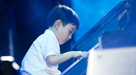 Evan Le cuon hut hang tram khan gia o pho di bo Nguyen Hue hinh anh