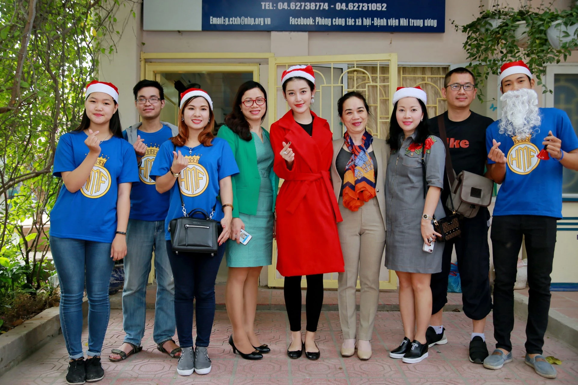 A hau Huyen My lam ‘ba gia Noel’ di tang qua cho benh nhi anh 8