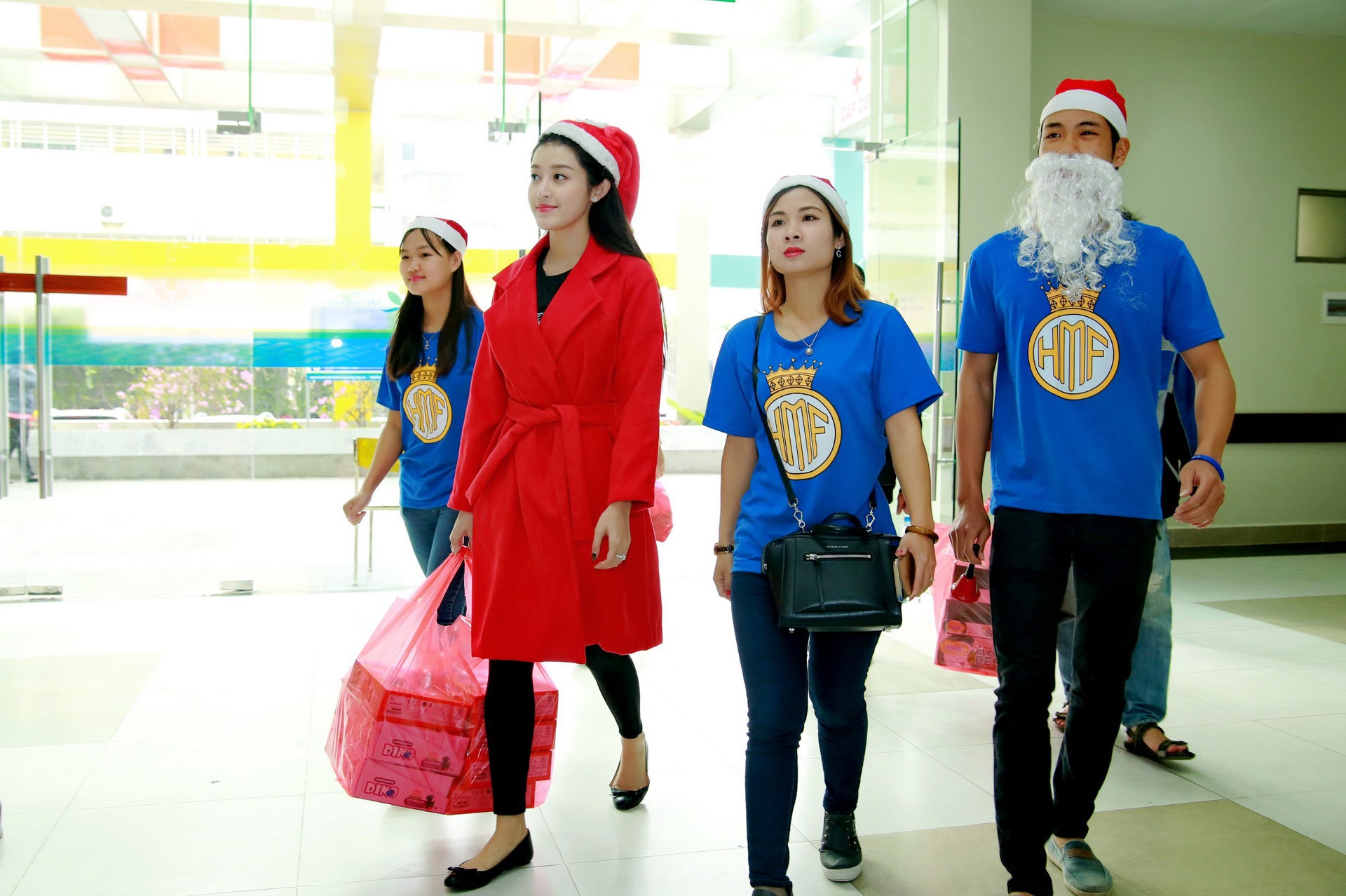 A hau Huyen My lam ‘ba gia Noel’ di tang qua cho benh nhi anh 1