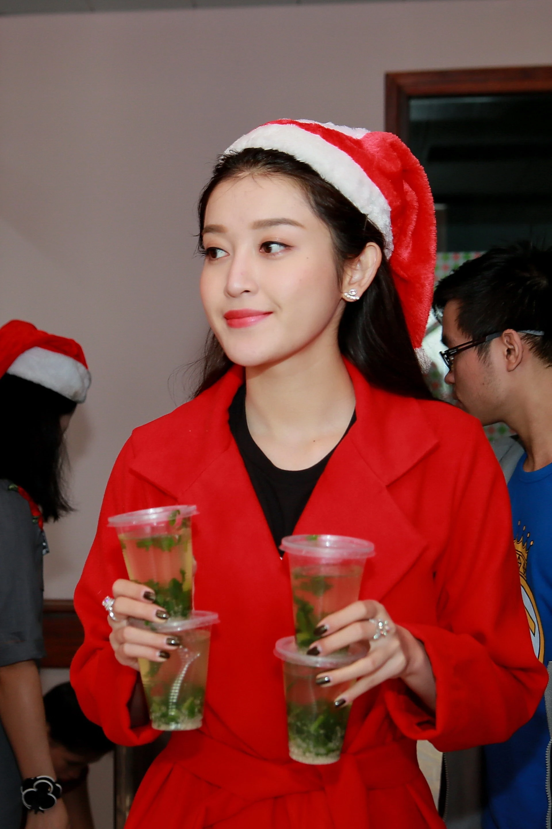 A hau Huyen My lam ‘ba gia Noel’ di tang qua cho benh nhi anh 2