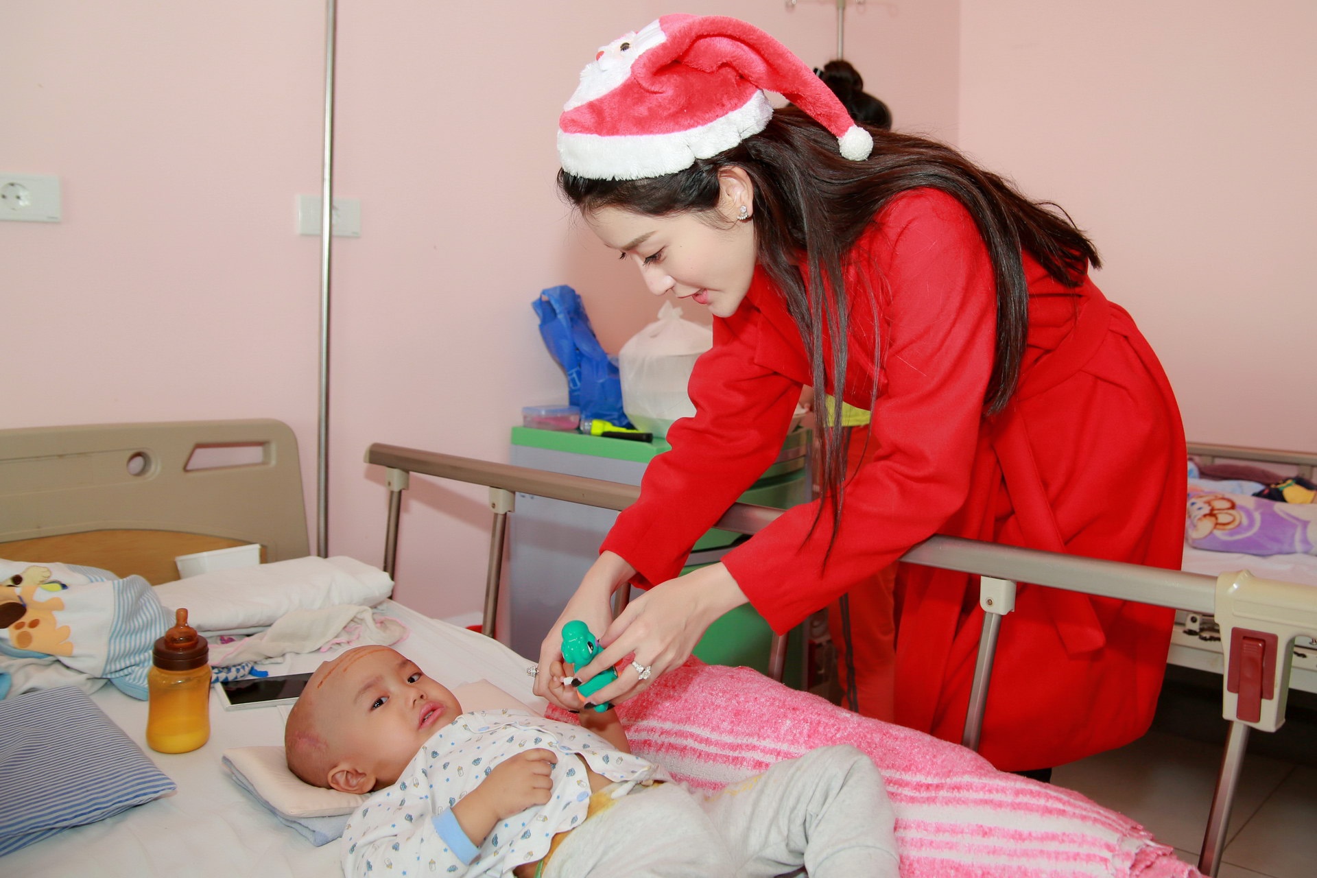 A hau Huyen My lam ‘ba gia Noel’ di tang qua cho benh nhi anh 3