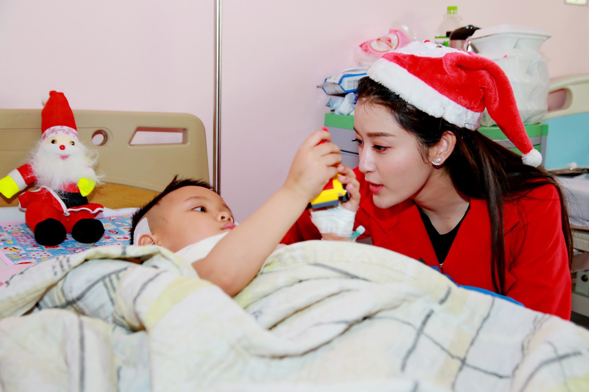 A hau Huyen My lam ‘ba gia Noel’ di tang qua cho benh nhi anh 5