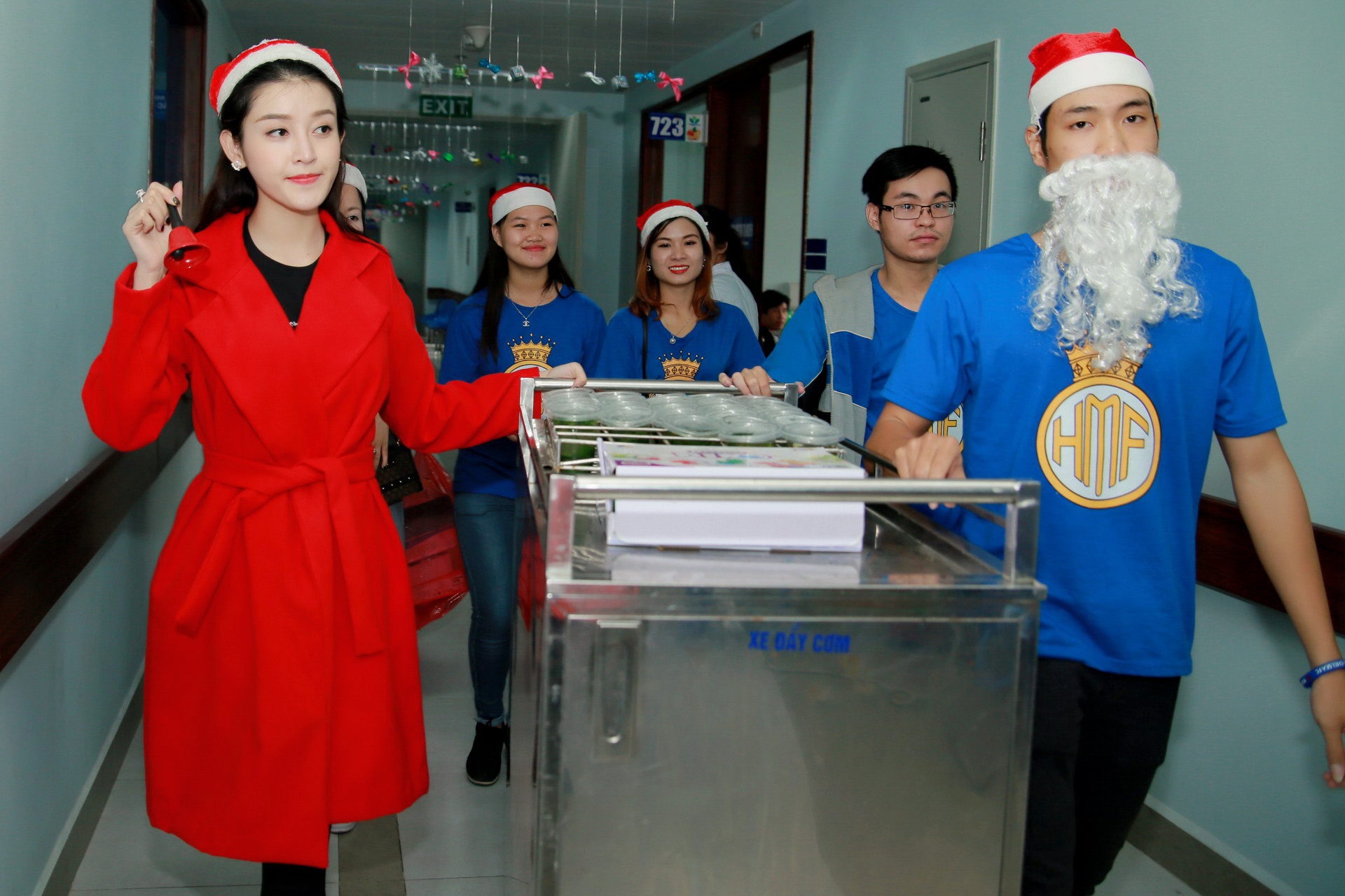 A hau Huyen My lam ‘ba gia Noel’ di tang qua cho benh nhi anh 6