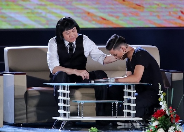 Vo Chi Tai ve nuoc tham gia live show cua chong anh 8