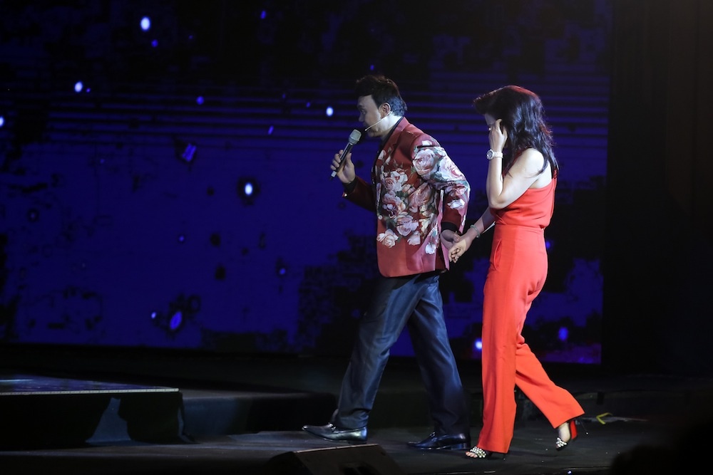 Vo Chi Tai ve nuoc tham gia live show cua chong anh 1