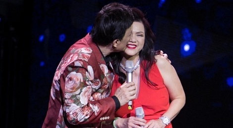 Ba xa Chi Tai do mat khi duoc chong hon tren san khau hinh anh