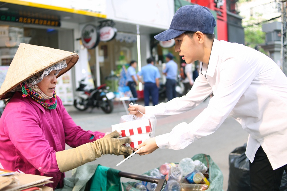 Vu Cat Tuong gian di di phat qua cho nguoi ngheo anh 1