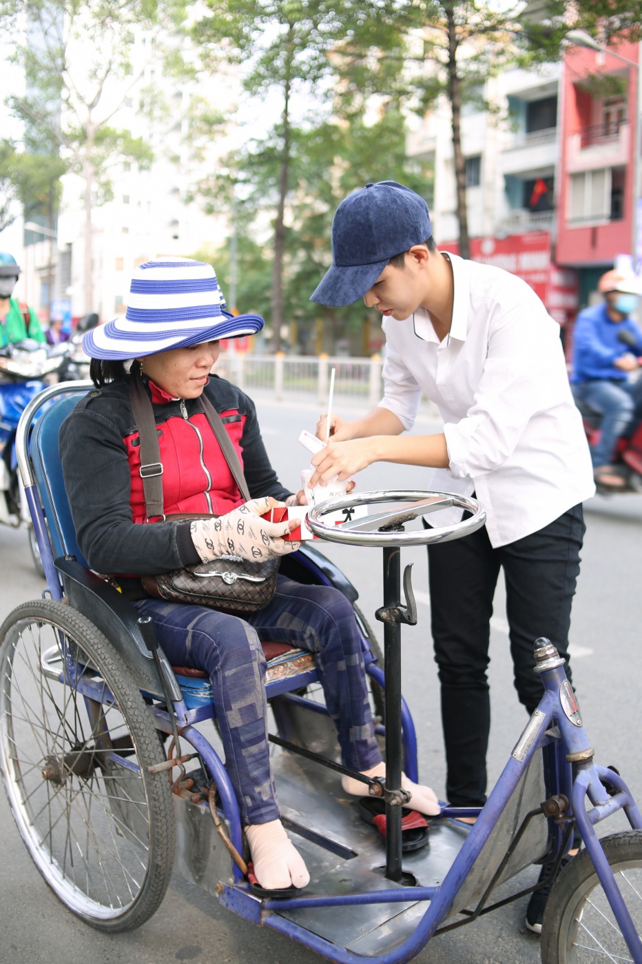 Vu Cat Tuong gian di di phat qua cho nguoi ngheo anh 2