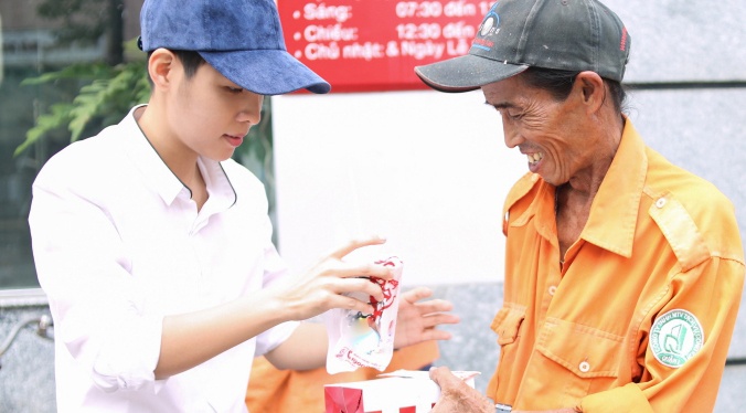Vu Cat Tuong gian di di phat qua cho nguoi ngheo hinh anh