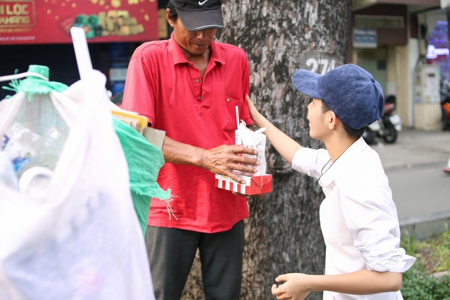 Vu Cat Tuong gian di di phat qua cho nguoi ngheo anh 4