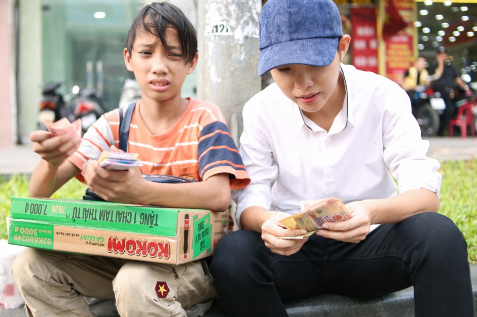 Vu Cat Tuong gian di di phat qua cho nguoi ngheo anh 5