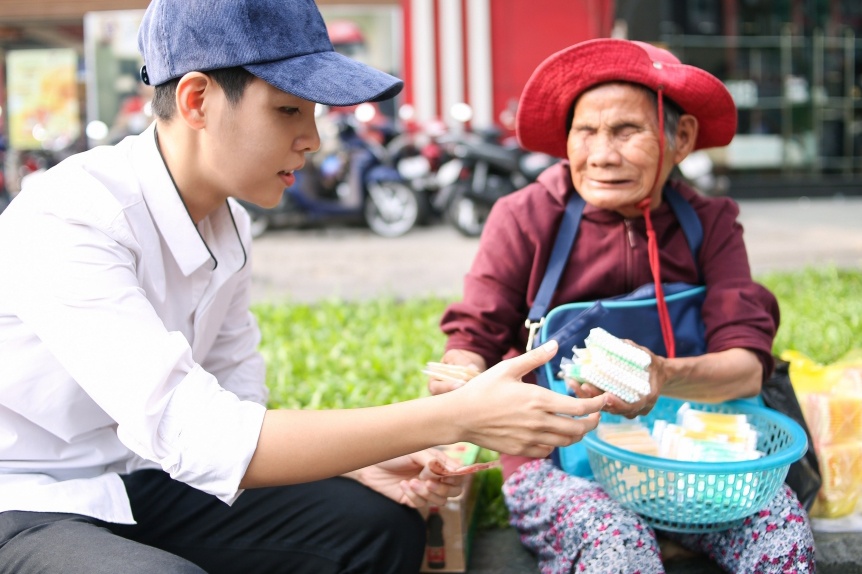 Vu Cat Tuong gian di di phat qua cho nguoi ngheo anh 6