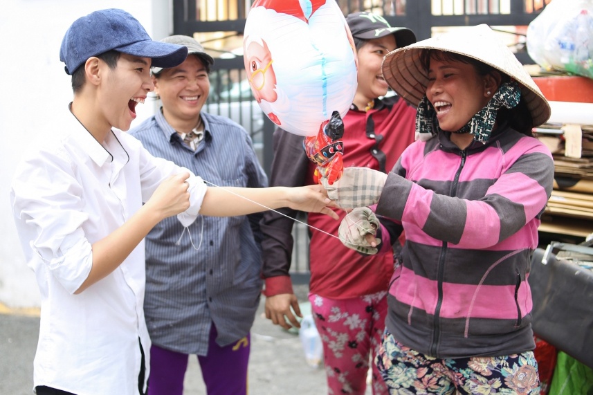 Vu Cat Tuong gian di di phat qua cho nguoi ngheo anh 7