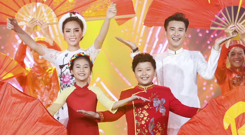 Ky Duyen dien ao dai, tro tai ca hat don Tet hinh anh