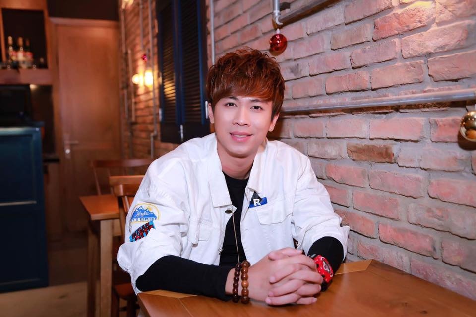 Hồ Việt Trung mắc bệnh thoái hóa cột sống ảnh 1 Ho Viet Trung mac benh thoai hoa cot song anh 1