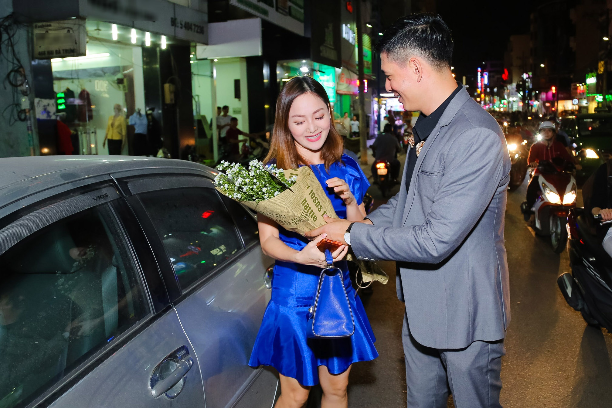 Binh Minh quan quyt ben Lan Phuong khi ba xa vang mat anh 1