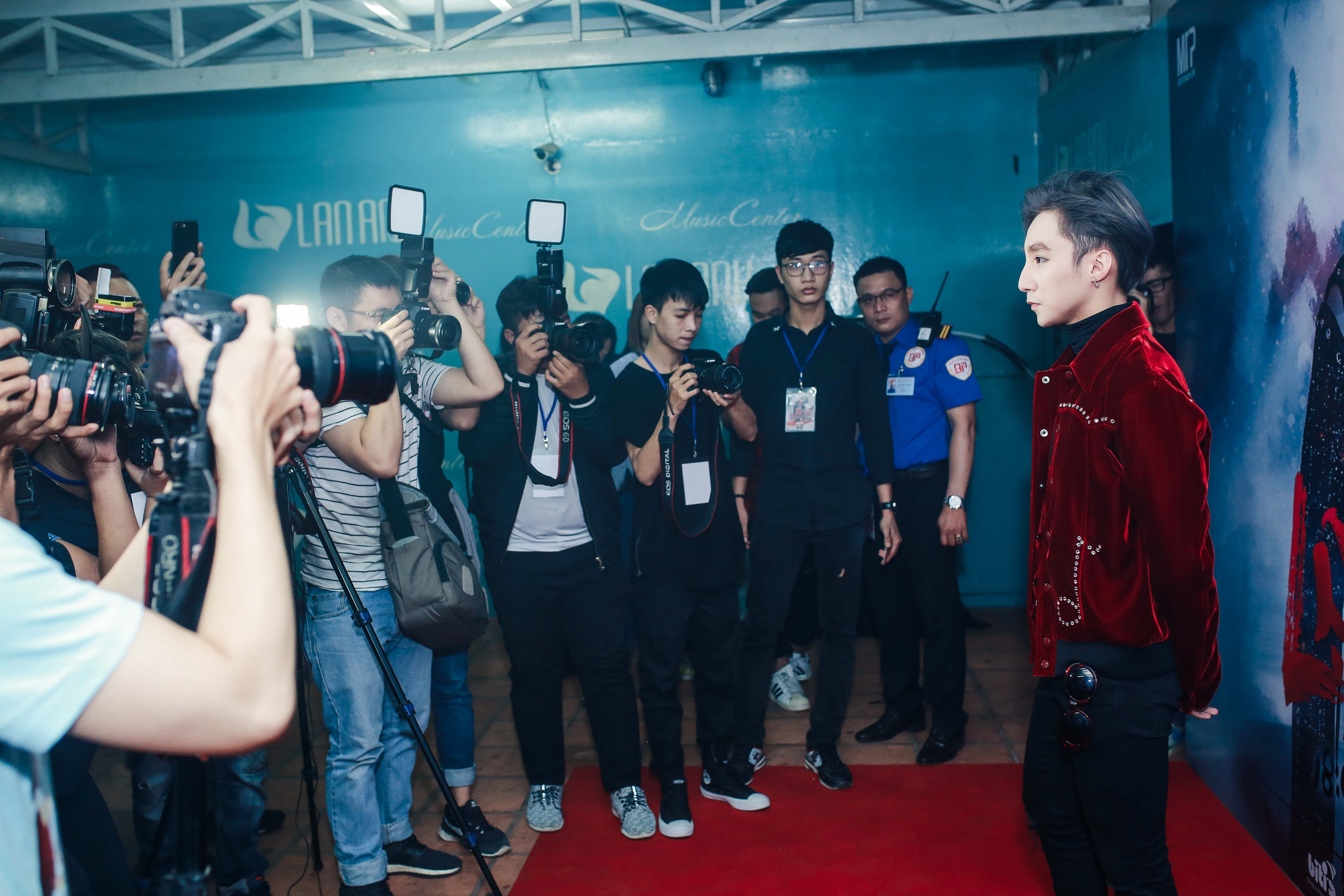 Son Tung ra mat ca khuc moi Lac Troi anh 1